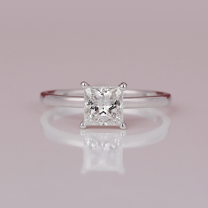 Anillos finos de oro sólido de 18 quilates personalizables, anillo de compromiso de estilo moderno, certificado IGI, solitario de diamante de corte princesa cultivado en laboratorio - Product Image 1