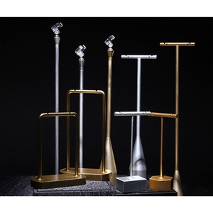 Support à bijoux en métal argenté et doré en aluminium, aide à maintenir une apparence propre et professionnelle, magnifiquement conçu par BRUSHSTROKE - Product Image 2