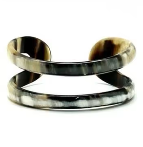 Bracelet jonc en corne de buffle blanc moderne fait à la main et écologique avec un motif d'amour par Saniya Handicraft pour cadeau de mariage - Product Image 2