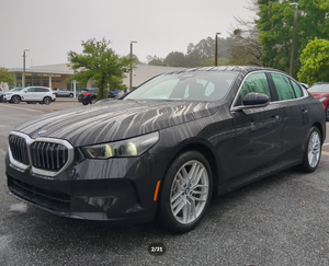 TOP Pre-Owned 2025 BMW Série 5 530i Gaz/Électrique I-4 2.0 berline/Foncé pour conduite à gauche/droite direction véhicule d'occasion à vendre - Product Image 1