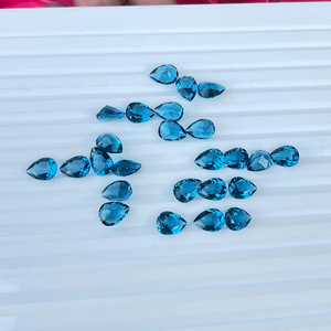 Piedra preciosa suelta calibrada facetada de 5x8mm de cuarzo azul London en forma de pera para la fabricación de joyas - Product Image 1