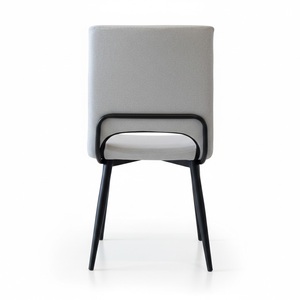 Chaise de salle à manger rembourrée PASCAL Elite avec dossier ergonomique, assise en tissu haut de gamme, pieds en métal noir mat, espaces luxueux - Product Image 4