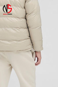 แจ็คเก็ตพัฟเฟอร์บุใยสังเคราะห์แบบมีแผ่นรองรับแรงกระแทก ดีไซน์ล่าสุด เงางาม กันลม อุ่นสบาย สีสโตน สำหรับฤดูหนาว แจ็คเก็ตบุใยสังเคราะห์สำหรับผู้ชาย รุ่นปี 2026 - Product Image 6