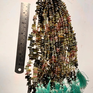 Collier de tourmaline multicolore naturelle avec des bijoux en pierre de perles brutes - Product Image 1