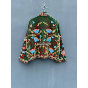 Chaqueta Suzani de terciopelo verde hecha a mano Unisex, abrigo de fiesta corto al por mayor, abrigo de algodón con flores bordadas de seda para otoño - Product Image 6