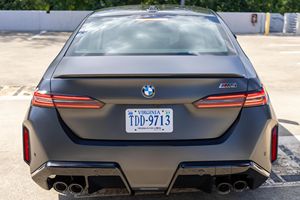 รถยนต์มือสอง BMW M5 ปี 2026 วิ่งประมาณ 200 ไมล์ เครื่องยนต์ไฮบริดเทอร์โบ V8 717 แรงม้า ระบบขับเคลื่อนสี่ล้อ สีเทาเข้มแบบฟรอสต์ พร้อมกล้องมองหลัง มาตรฐานไอเสียยูโร 3 ความจุ 8 ลิตร - Product Image 6