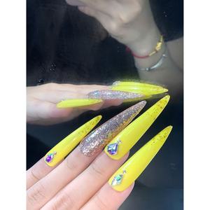 Set di unghie lunghe feretro a mezza copertura di lusso giallo chiaro con motivo Aura Chic con stampa personalizzata per unghie francesi - Product Image 1