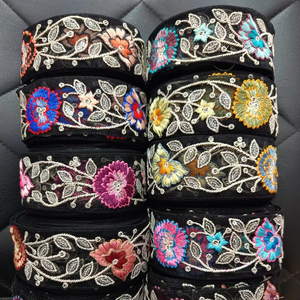 Abaya de style professionnel écologique personnalisée pour hommes et femmes, tissu doux, dentelle florale brodée ouverte sur le devant, fabriquée à la main pour le quotidien - Product Image 1