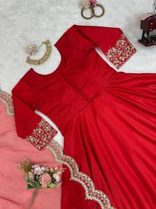 Robe de soirée en soie Tapeta avec broderie de séquence exclusive d'été et dupatta papillon pour femmes, robe d'un exportateur indien - Product Image 4