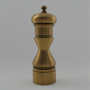 Élégant moulin à sel et à poivre en bois avec dessus en laiton artisanal offrant un accent décoratif pour les repas et les repas. - Product Image 6