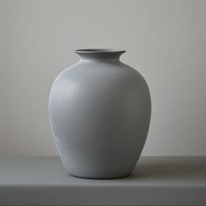 Vase en métal poli élégant parfaitement conçu pour l'affichage de fleurs saisonnières et des idées de décoration intérieure élégantes - Product Image 3