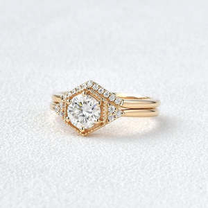 Conjunto de anillo de boda Moissanite corte redondo vintage elegante y atemporal - Product Image 2