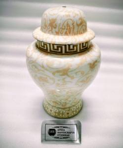 Urne funéraire en laiton/aluminium de couleur blanc cassé avec dentelle et émail pour cendres humaines d'adultes - Product Image 1