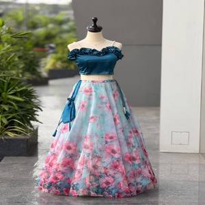 VASTRA COTTAGE Lehenga de Seda Organza Pura con Estampado Digital y Blusa Acolchada de Satén con Tira de Perlas, Ropa de Diseñador - Product Image 6