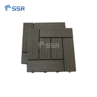 Tuile de terrasse en bois composite en plastique gris pour l'extérieur Tuile de terrasse à emboîtement 300x300 Carreaux de terrasse en composite carré