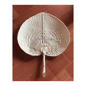 Éventail en bambou tissé à la main feuille de palmier tissée à la main en forme de coeur Vente en gros personnaliser la taille et le logo du Viet Nam - Product Image 3