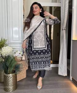 Robe kurta à la dernière réception de Chinon avec décoration en pierre royale et perles. - Product Image 1