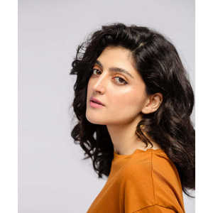 Camiseta ligera con bordes crudos de algodón 100% de ajuste relajado de verano para mujer - Product Image 1