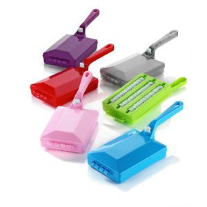 Brosse de nettoyage triple poignée, durable, légère, écologique, en plastique, lavable, portable, pour tapis, sols, poussière et cheveux, facile à utiliser - Product Image 2