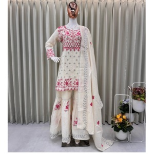 Costumes pakistanais de travail lourd à la demande avec pierre et Zari détaillant une magnifique collection de vêtements de mariage au meilleur prix - Product Image 1