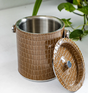 Seau à glace en métal noir mat avec pelle et passoire. Articles de bar modernes disponibles dans notre magasin dès maintenant. - Product Image 3