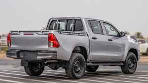 Neuf/Occasion 2023 TOYOTA Hilux DC 2.4 Diesel Manuelle 4x4 Toit ouvrant automatique Sièges en cuir foncé 6 places 24000km 360° vue arrière gauche - Product Image 4