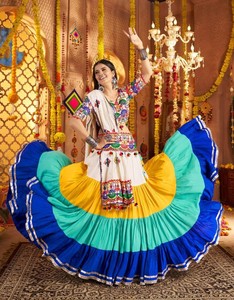 Nouvelle collection de créateurs en soie pure avec impression en blocs et cousue avec toile et boîte attachée peut Lehenga Choli en vente en ligne - Product Image 2