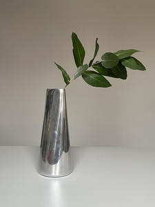 Florero de Aluminio Premium, Diseño Decorativo Contemporáneo para un Hogar Elegante, Decoración de Interiores para Sala de Estar - Product Image 4