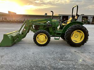 Tracteur à roues John Deere 5045D 90HP 4x4 d'occasion pour usage agricole avec pompe et roulement à vendre - Product Image 3