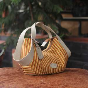 Sac à main élégant en cuir véritable de luxe, design artisanal rayé, tissu tissé traditionnel, tendance, mode haut de gamme - Product Image 3