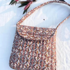 À la mode Vente Chaude Personnalisé Pad Matelassé Haute Qualité Portable Ordinateur Portable Soins Puffy Pouch Table Manches Femmes Bouton Plus Proche Sac - Product Image 1