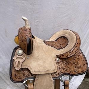 Ensemble de sellerie western en cuir avec cadre en bois de qualité supérieure et motif de course de barils |   Accessoires en acier inoxydable façonnés à la main, ensemble de tack gratuit pour chevaux - Product Image 3