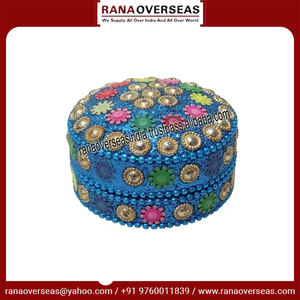 Boîte en fer métallique classique et traditionnelle avec couvercle de forme ronde pour Vermillion Kumkum Sindoor - Product Image 3