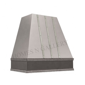 Campana Extractora de Cocina Hecha a Mano y Personalizada con Bandas Inferiores Elegantes y Tira de Acero Inoxidable Espejado - Product Image 3
