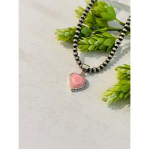 Colgante Religioso Clásico del Suroeste con Diamantes y Perlas, Concha Rosa y Corazón de Plata de Ley con Cadena de Caja Chapada en Rodio, Regalo - Product Image 2