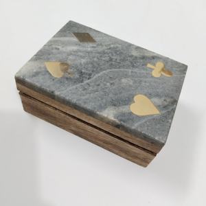 Caja de naipes de madera negra y resina con acabado de latón para juegos - Product Image 3