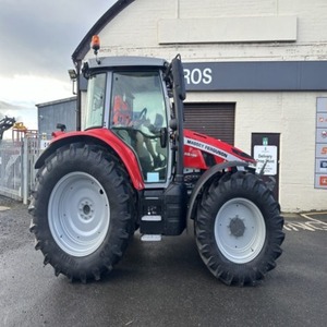 Tracteurs utilitaires d'occasion Massey Ferguson 5S.145 4x4 145 CV, technologie avancée, polyvalents, avec boîte de vitesses à pompe premium et composants essentiels - Product Image 4