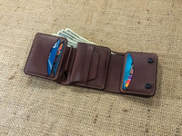 Portefeuille Unisexe Vintage Court Anti-Vol à Trois Volets avec Fenêtre d'Identité et Poches pour Cartes de Crédit, Minimaliste en Cuir Véritable Personnalisable, Fermeture Facile