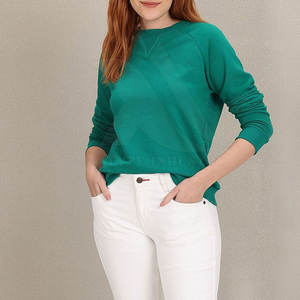 Sudaderas de mujer de gran tamaño con mangas largas y función antibolitas hechas de algodón para el invierno con logotipo frontal - Product Image 4