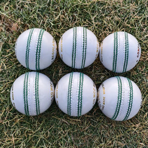 Ballon de cricket blanc cousu à la main en cuir véritable, durable, norme internationale, 4 pièces, logo personnalisé, taille personnalisable pour les clubs - Product Image 1