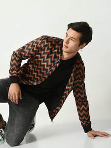 Chaqueta Bomber de satén personalizada para hombre de talla grande, dorada y Real vintage con cuello levantado y logotipos bordados de chenilla - Product Image 4