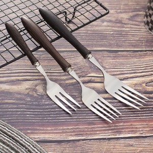 Ensemble de couverts en bois noir avec tête argentée en acier inoxydable, parfait pour les repas à la maison, les rassemblements familiaux, les événements et la restauration - Product Image 3