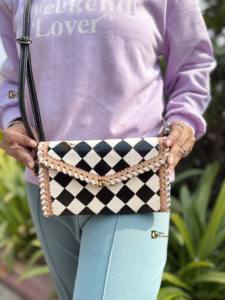 Nouvel arrivage pochette en cuir usiné à la main étui de téléphone élégant en cuir véritable motif à carreaux noirs multi-usages portefeuilles pour femmes - Product Image 5