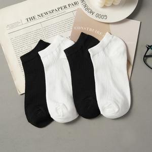 2 pares de calcetines náuticos de algodón transpirable para mujer de corte bajo con características antideslizantes y absorbentes del sudor Color blanco y negro sólido - Product Image 2