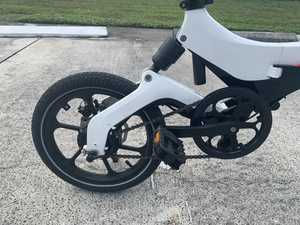 รถจักรยานไฟฟ้าจีสีขาวแดง-น้ำเงินด้านหน้าซ้าย) 100% โรงงานของแท้พร้อมรับประกัน1ปี - Product Image 3