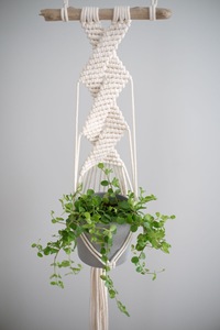 Porte-plante en macramé bohème chic, fait à la main en corde de coton, suspendu, extérieur, écologique, taille personnalisable, décoration murale pour la maison - Product Image 3