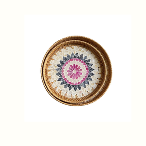 Plateau en rotin avec incrustation de nacre pour la décoration intérieure et l'utilisation sur table - Product Image 1