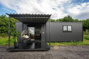 Maison préfabriquée en conteneur avec porte coulissante en verre, cabane modulaire extérieure en acier, cadre en aluminium noir, terrasse et chaise suspendue - Product Image 3