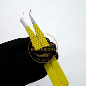 Pinzas Profesionales de Acero Inoxidable Amarillo para Extensión de Pestañas con Punta de Fibra y Agarre Antideslizante para Volumen y Aislamiento de Pestañas - Product Image 5