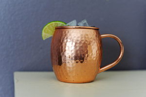 Tasse à boire de Cocktail de conception en relief supérieur en cuivre avec poignée en laiton pur moderne pour un usage domestique cadeau à quelqu'un - Product Image 5